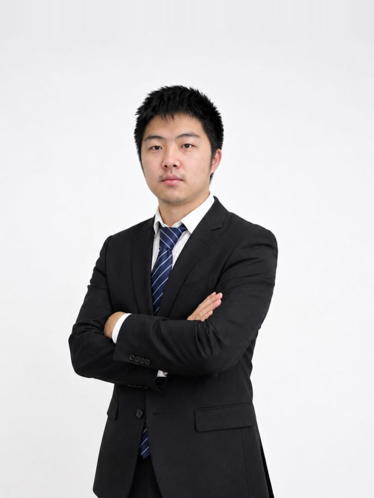 何　欣